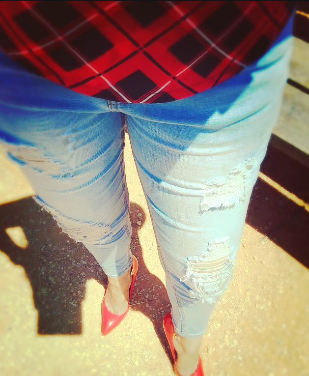 RIPPED JEANS, HEELS and a BEACH 8