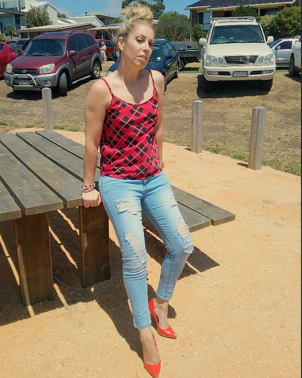RIPPED JEANS, HEELS and a BEACH 10